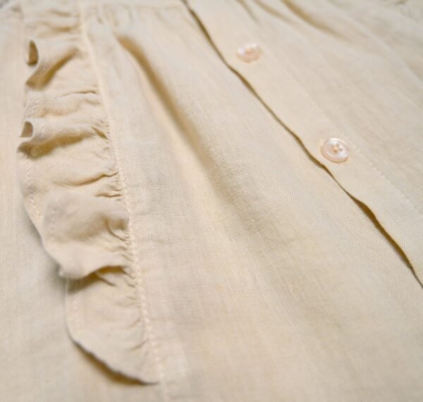 Robe en lin beige, naturel avec volant et galon macramé sur le devant