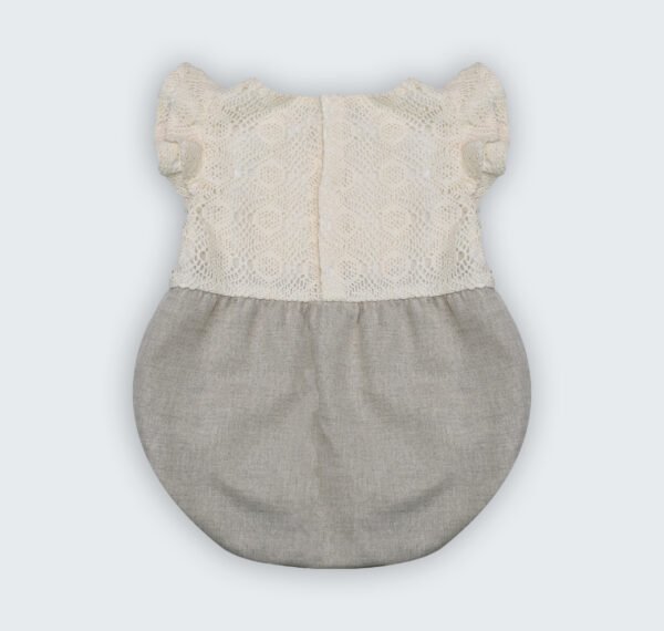 Barboteuse en macramé et lin naturel à manches volantées