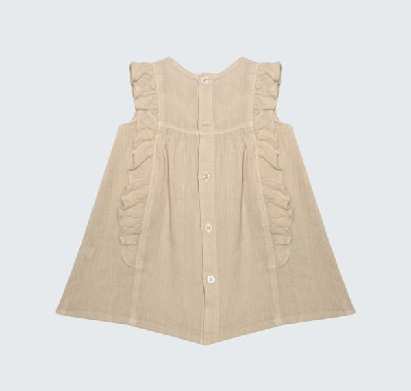 Robe en lin beige, naturel avec volant et galon macramé sur le devant
